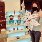 ワークショップは2種類から選べました
こちらにも絵本とお菓子を並べていただきました 絵本とお菓子を飾った棚とワークショップの作品