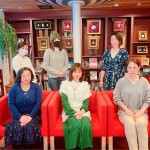 何人か帰られてしまったのですが、最後はパワースポットとして有名な「赤いソファで記念撮影」をさせていただきました? パワースポットで記念撮影